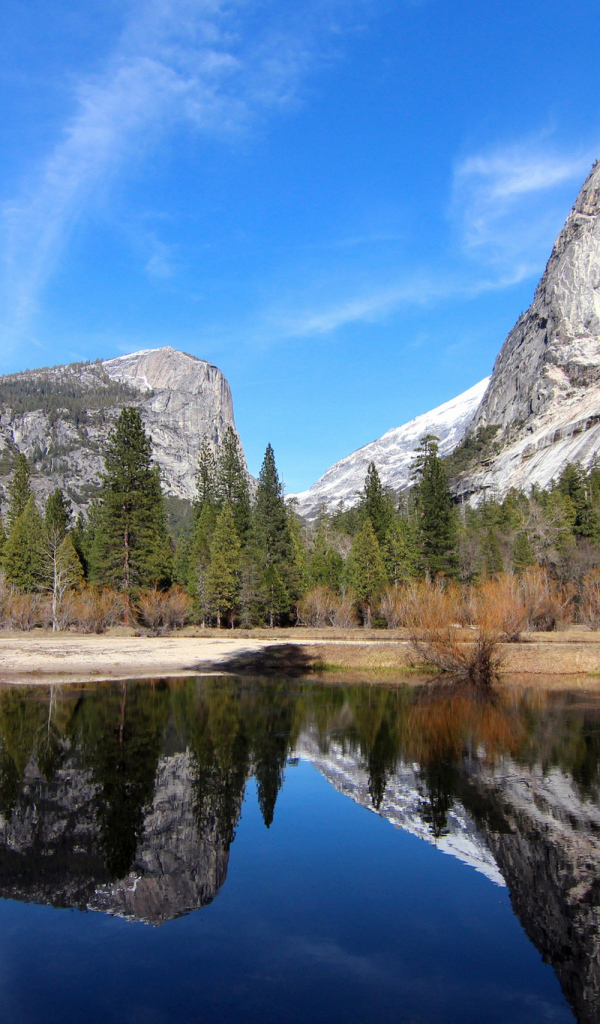 Отражение гор в озере