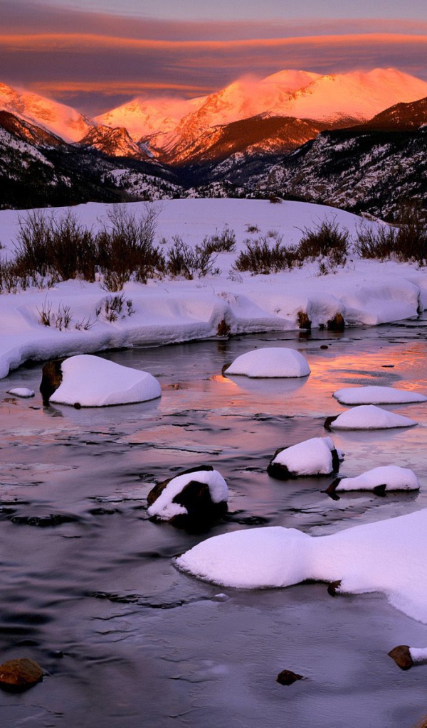 Снег на горной реке