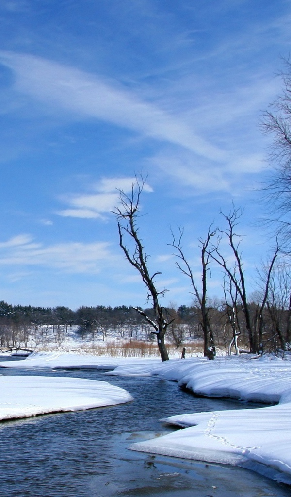 Снег на берегу реки