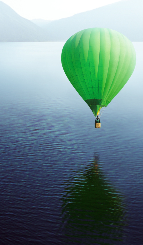 Воздушный шар над морем