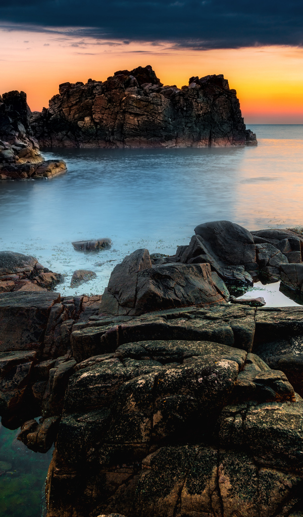 Красивый каменистый берег и закат