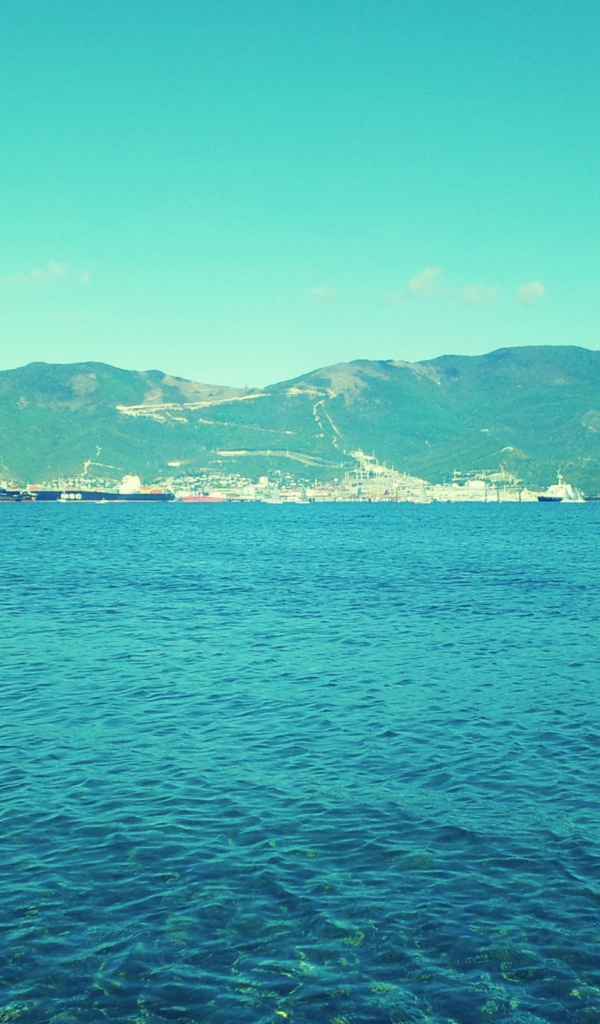 Синее море и зеленые горы