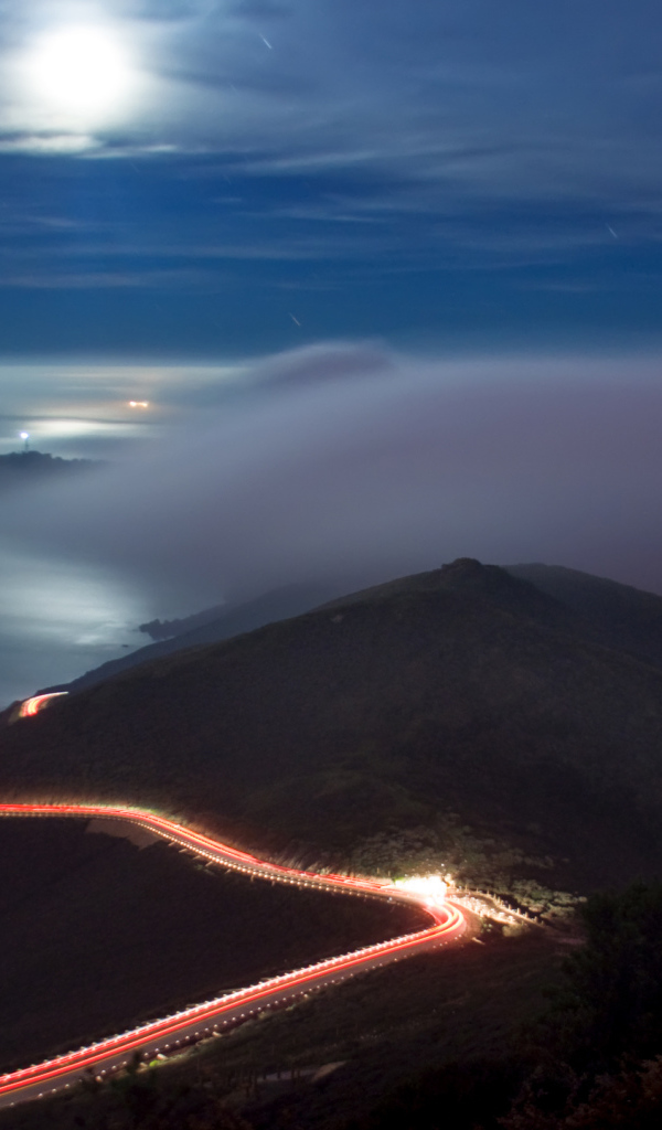 Светлая дорога вдоль моря