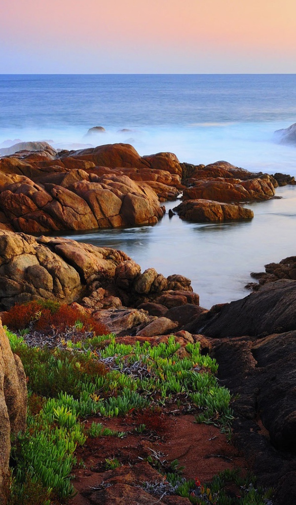 Скалы на побережье