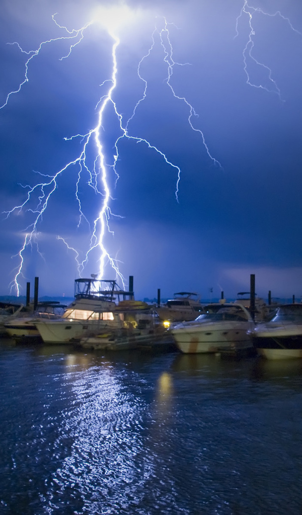 Молния ударила в лодки