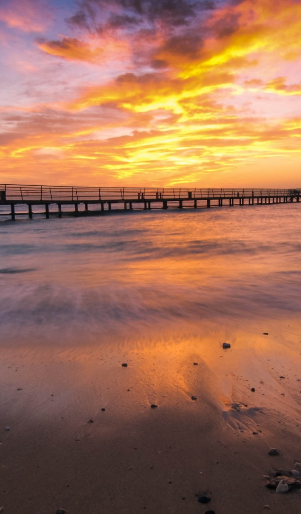 Морской причал на фоне заката