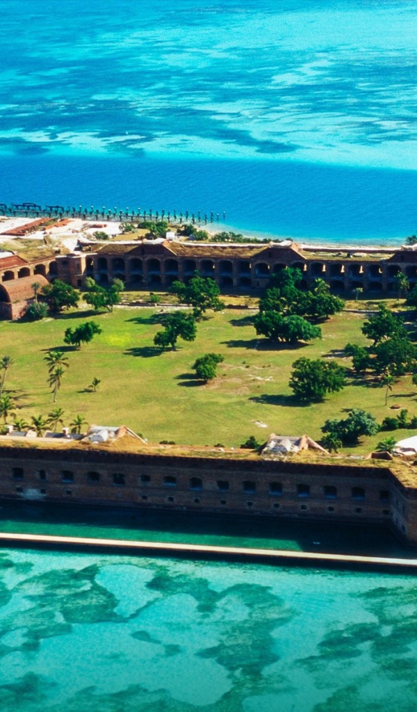 Старинная крепость на острове