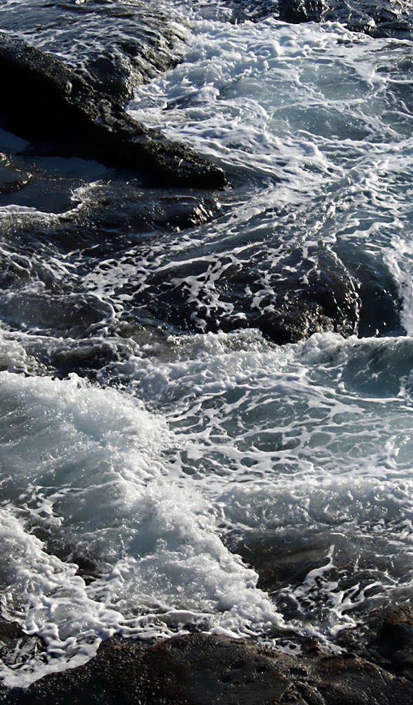 Бушующее  море у берега