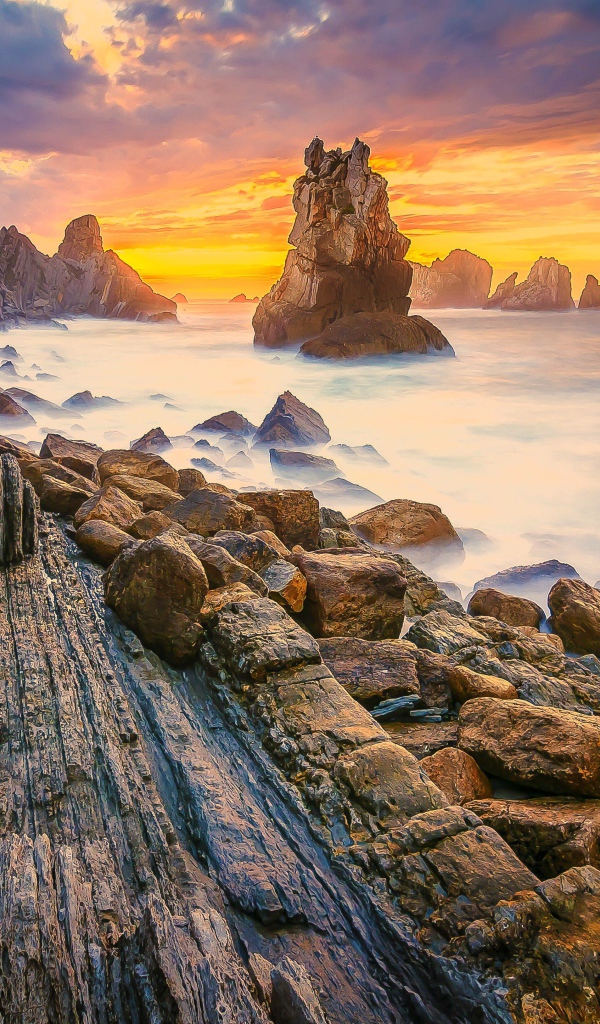 Скалы на берегу