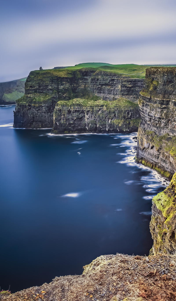 Скалистый морской берег