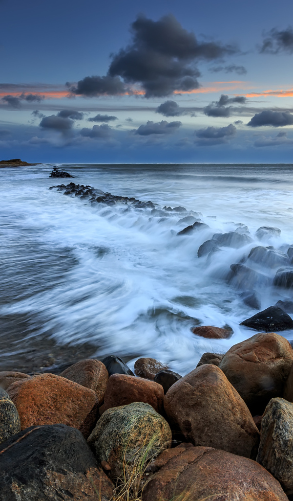 Накатывает седое море
