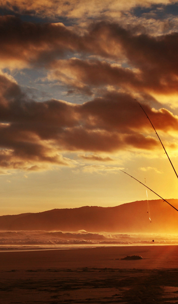 Рыбак ждет когда придет море