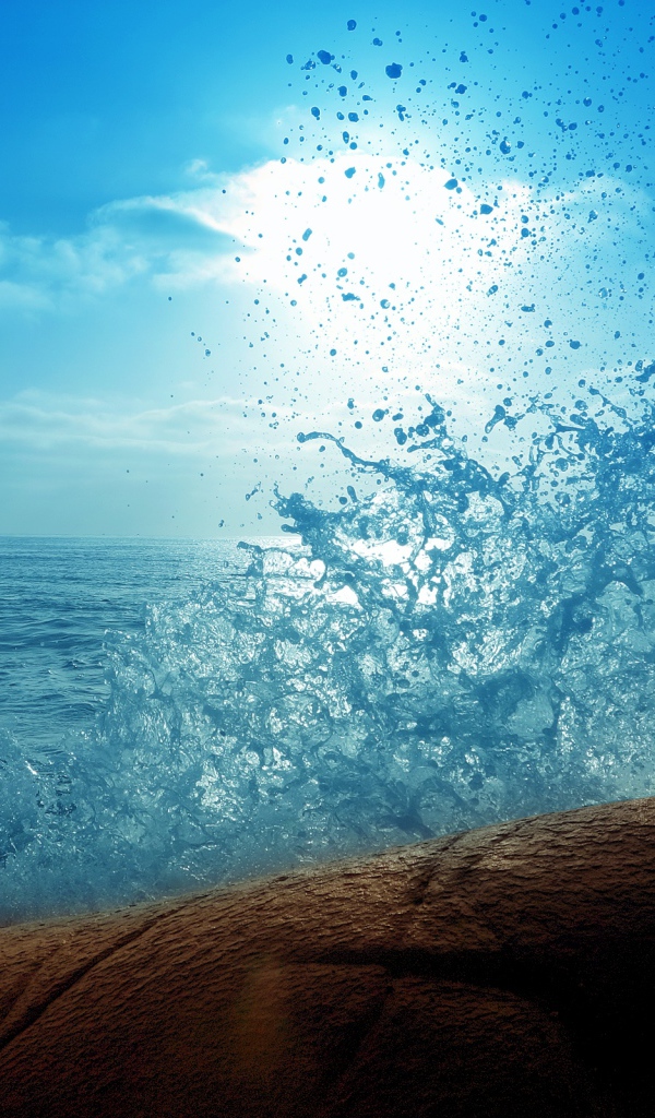 Брызги прибоя у берега