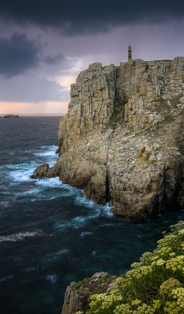 Обрывистая скала у моря