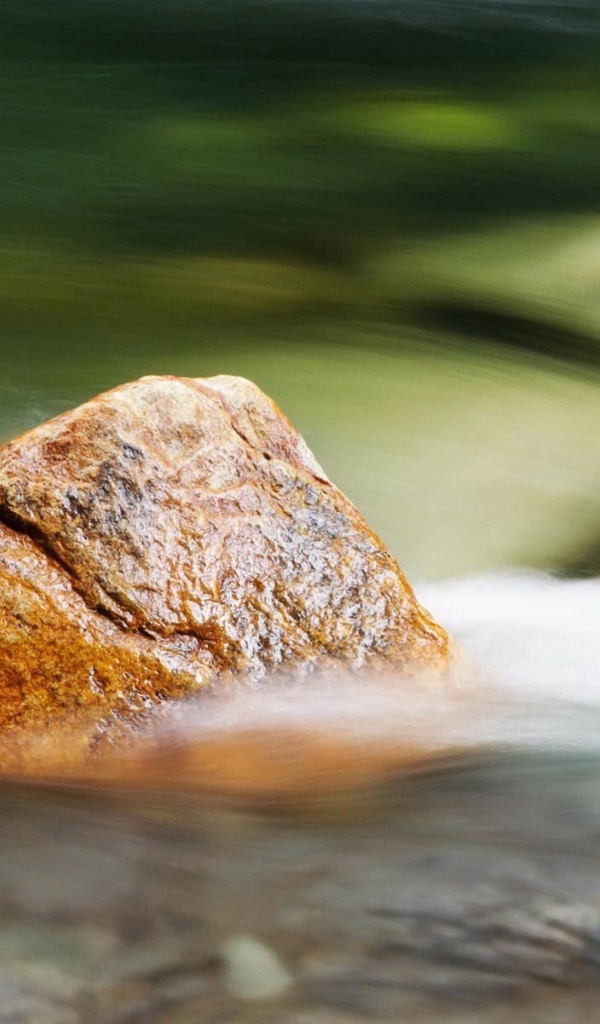 Камень и вода