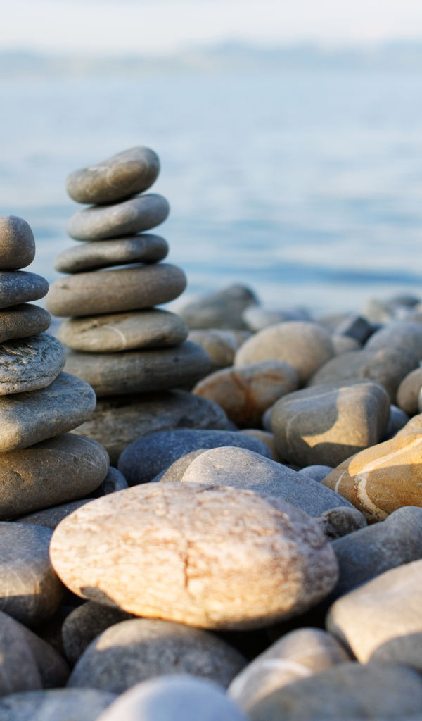 Камни возле моря