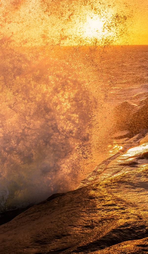 Морской прибой у берега