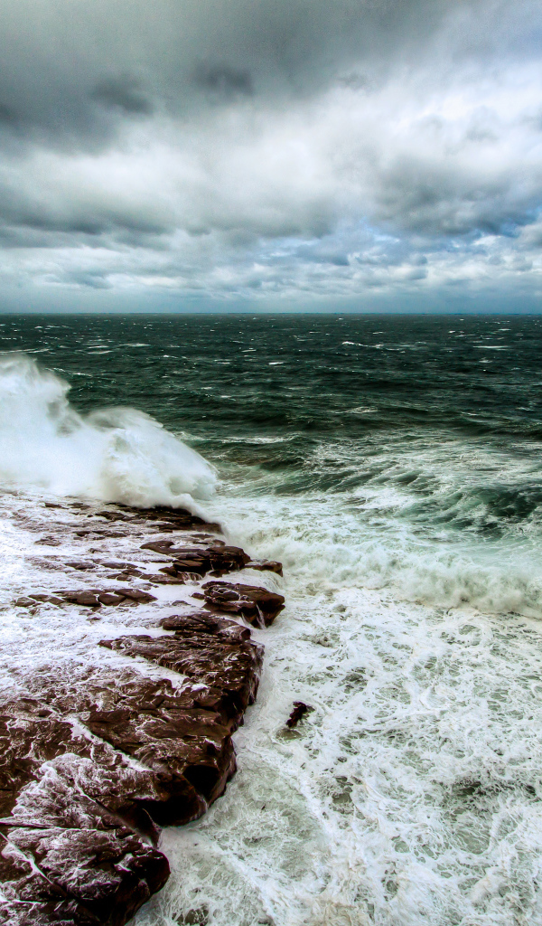 Темный цвет моря