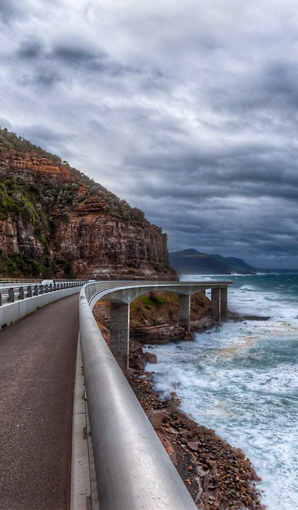 Дорога у берега моря