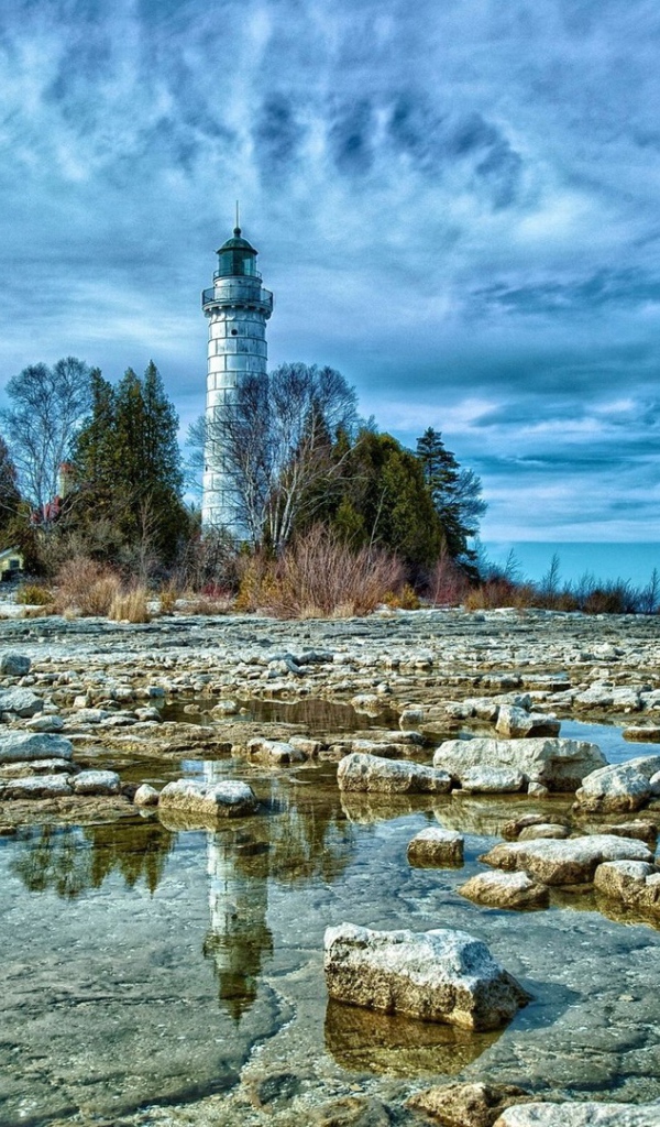 Каменный берег с маяком