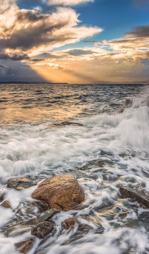 Волны бьются о скалы