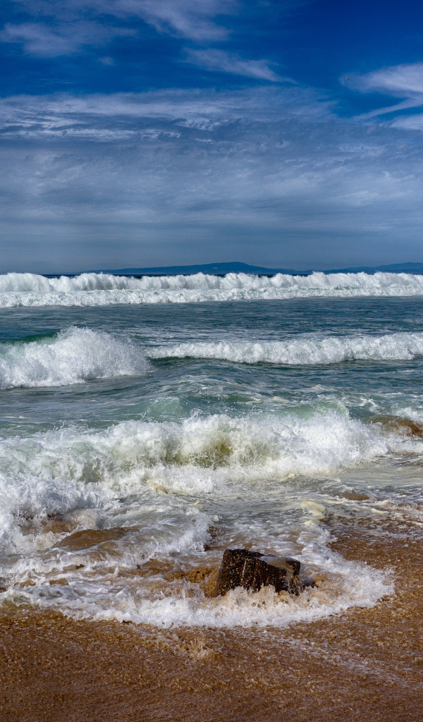 Вид на штормящее море