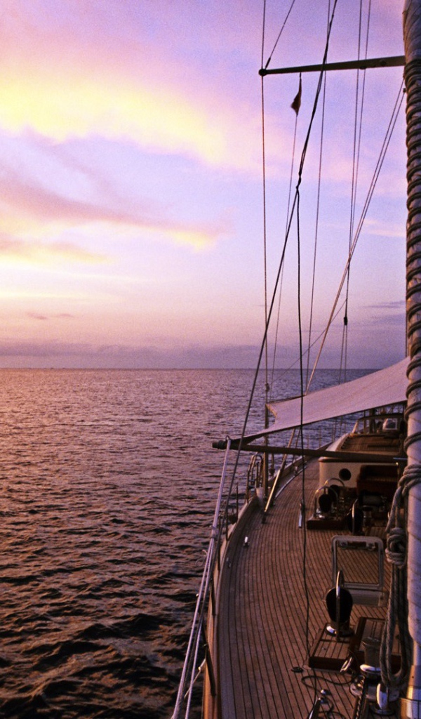 Яхта в море