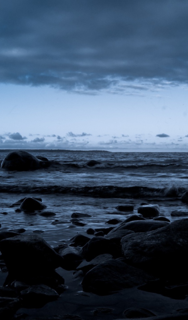 Черные камни на берегу моря