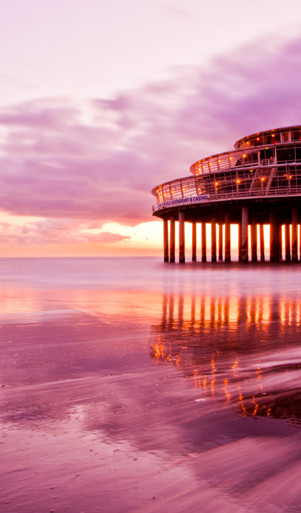 Казино в море на сваях