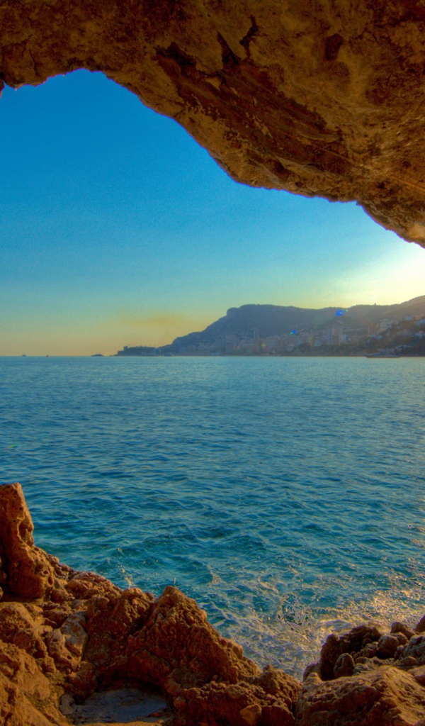 Вид на море из пещеры