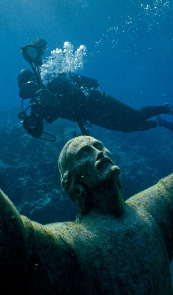 Статуя на дне моря