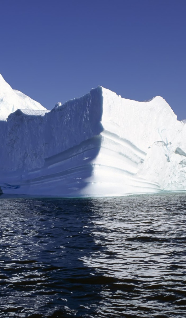 Белый айсберг на темной воде