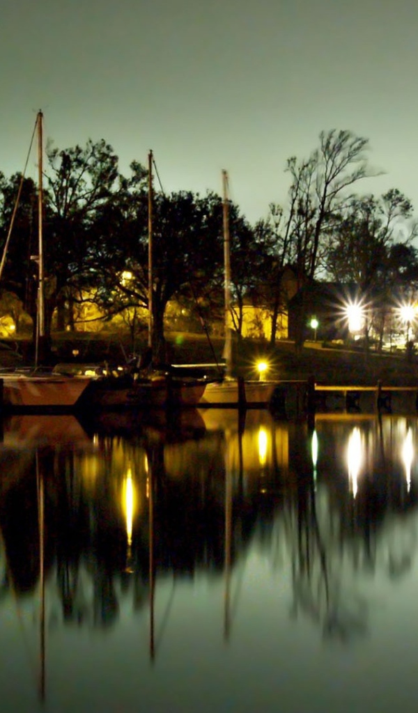 Причал для лодок вечером