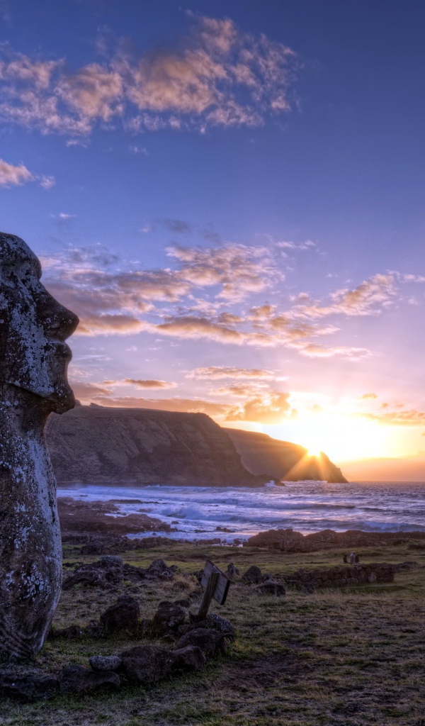 Статуя на берегу моря