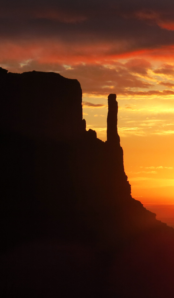 Красивый закат в Долине монументов