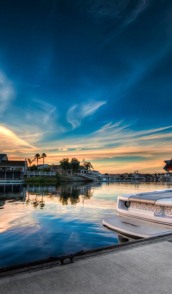 Красивый закат на пристани