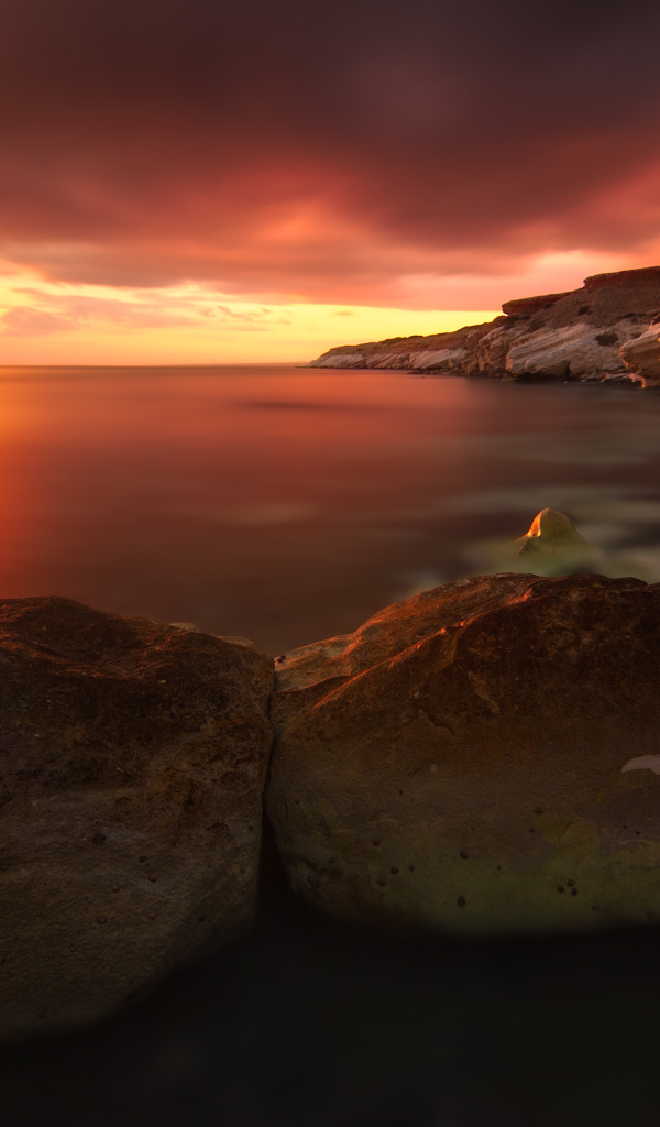 Валуны на фоне красного заката