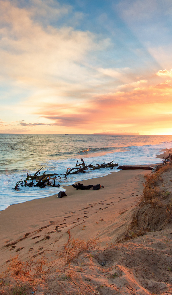 Яркий закат на острове