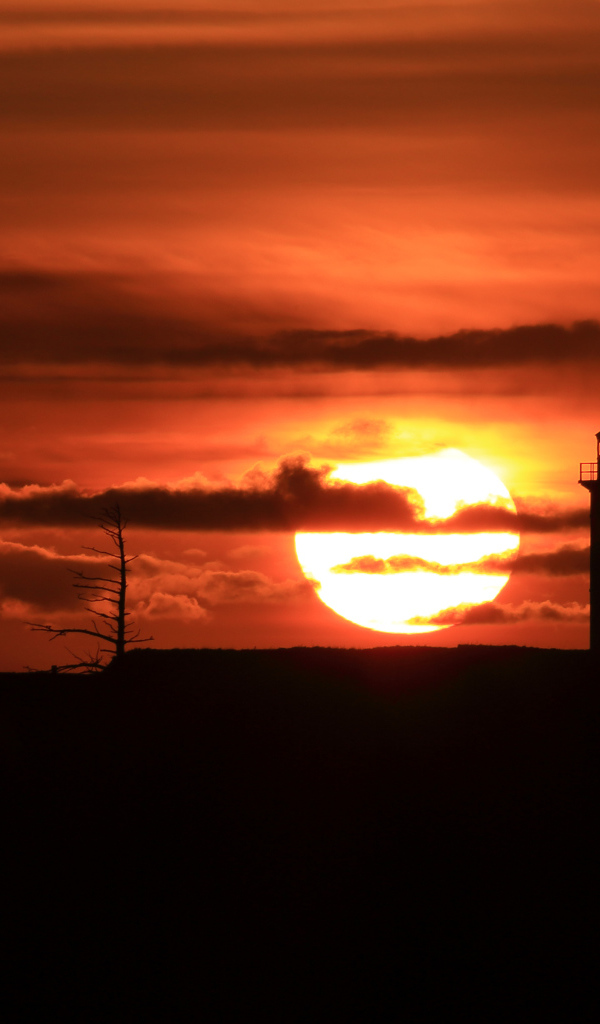 Маяк на фоне заката в США