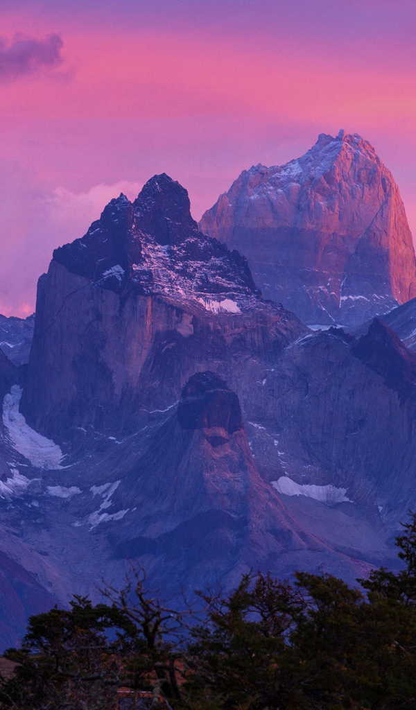 Розовый закат в горах