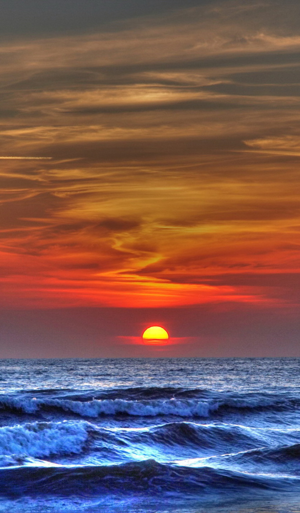 Красный закат над синим морем