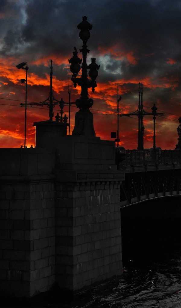 Красный закат за мостом