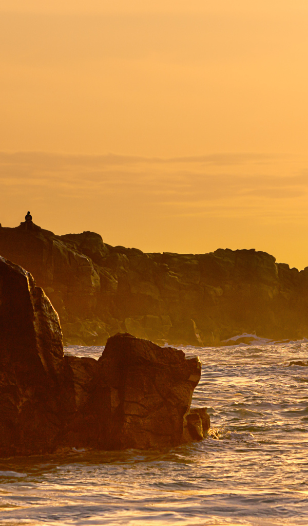 Скалы и красивый закат