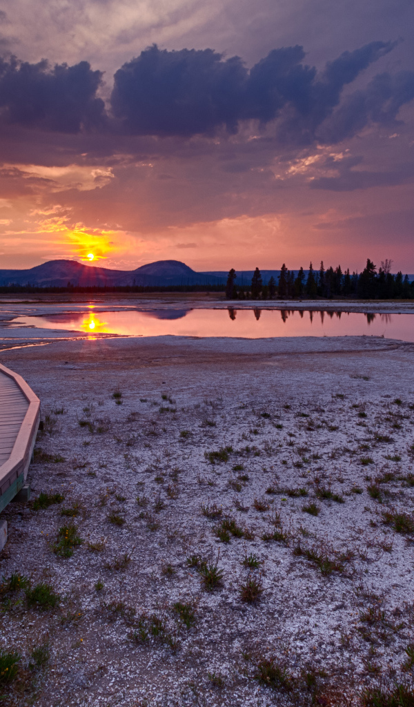 Мостик на фоне заката