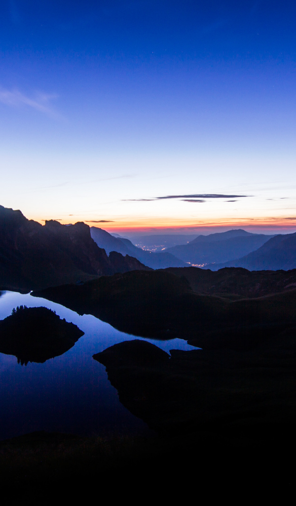 Солнце прячется на горизонте