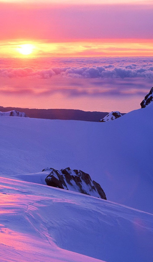 Закат в заснеженных горах