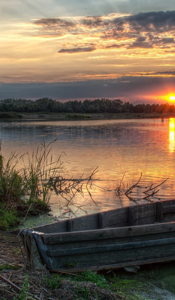 Закат на озере в деревне
