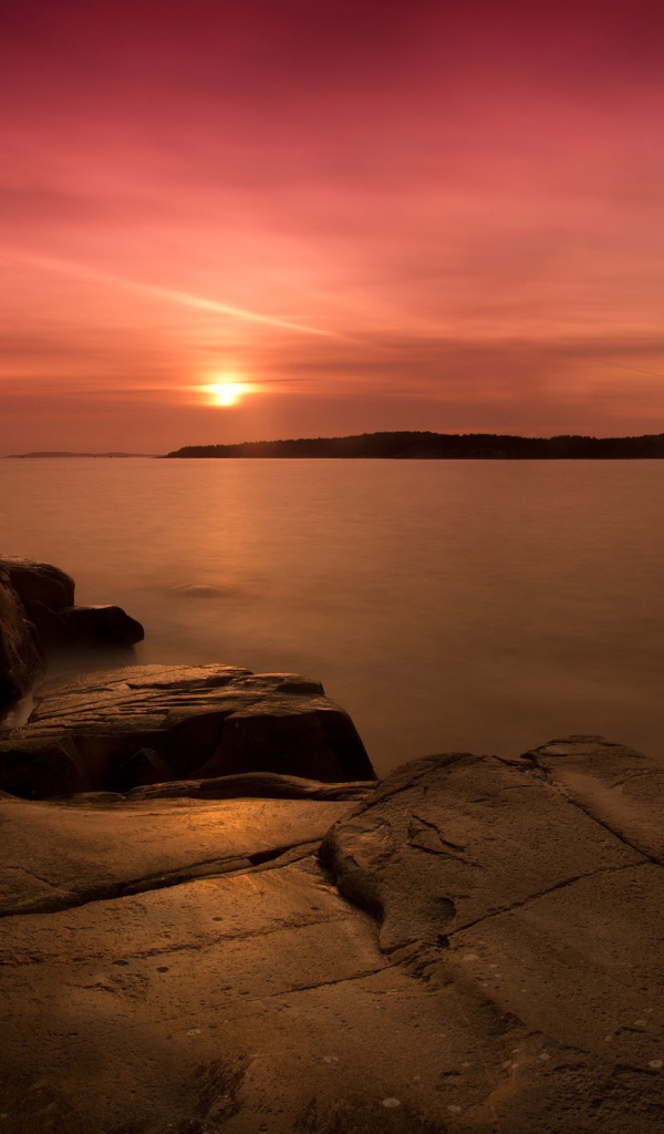 Закат на каменном берегу
