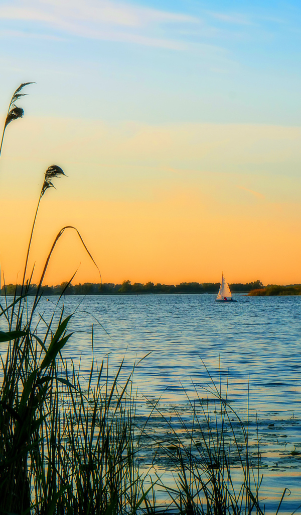 Закат над озером