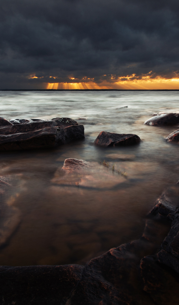 Свет солнца за черными тучами